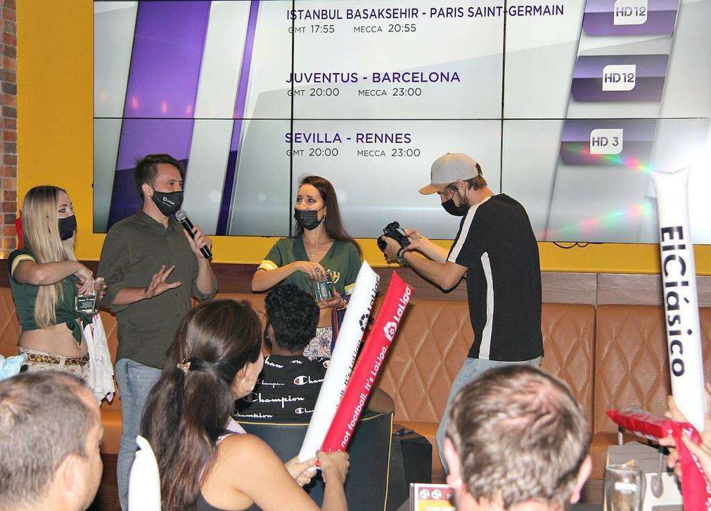Daniel Barriga, delegado de LaLiga para Emiratos Árabes, en el momento del sorteo de las camisetas oficiales en Champs Sport Bar. (EL CORREO) Daniel Barriga, delegado de LaLiga para Emiratos Árabes, en el momento del sorteo de las camisetas oficiales en Champs Sport Bar. (EL CORREO)