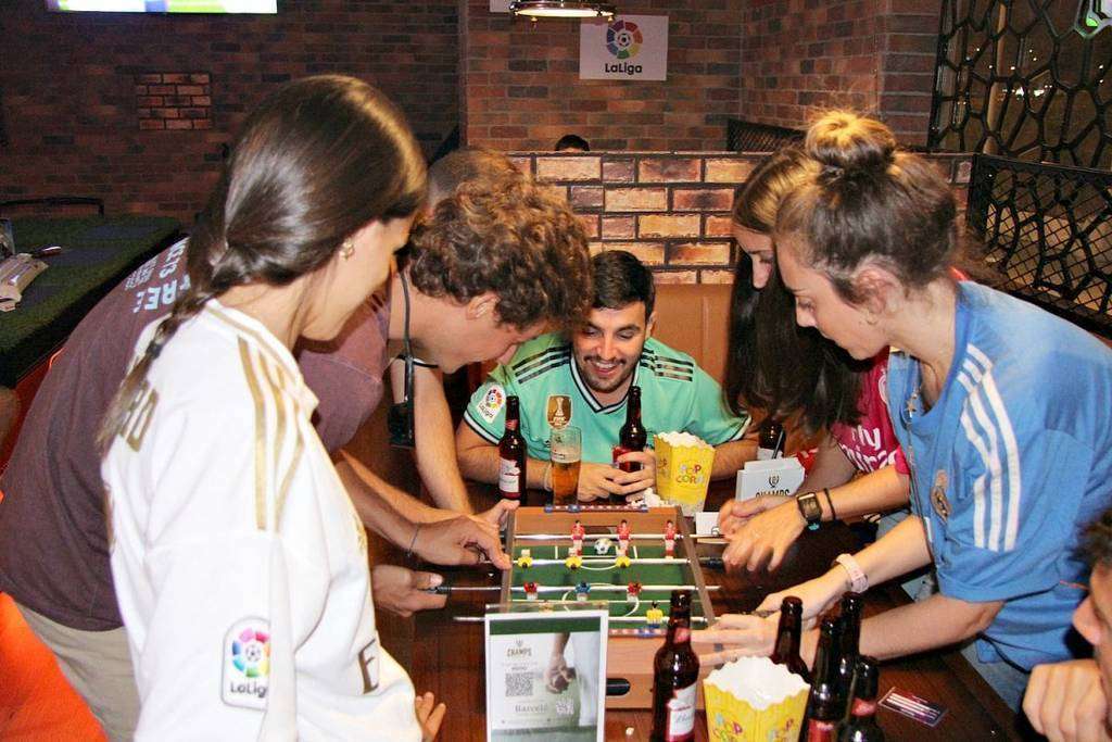 Durante los prolegómenos del partido los aficionados disfrutaron en Champs de reñidas partidas de futbolín. (EL CORREO) Durante los prolegómenos del partido los aficionados disfrutaron en Champs de reñidas partidas de futbolín. (EL CORREO)