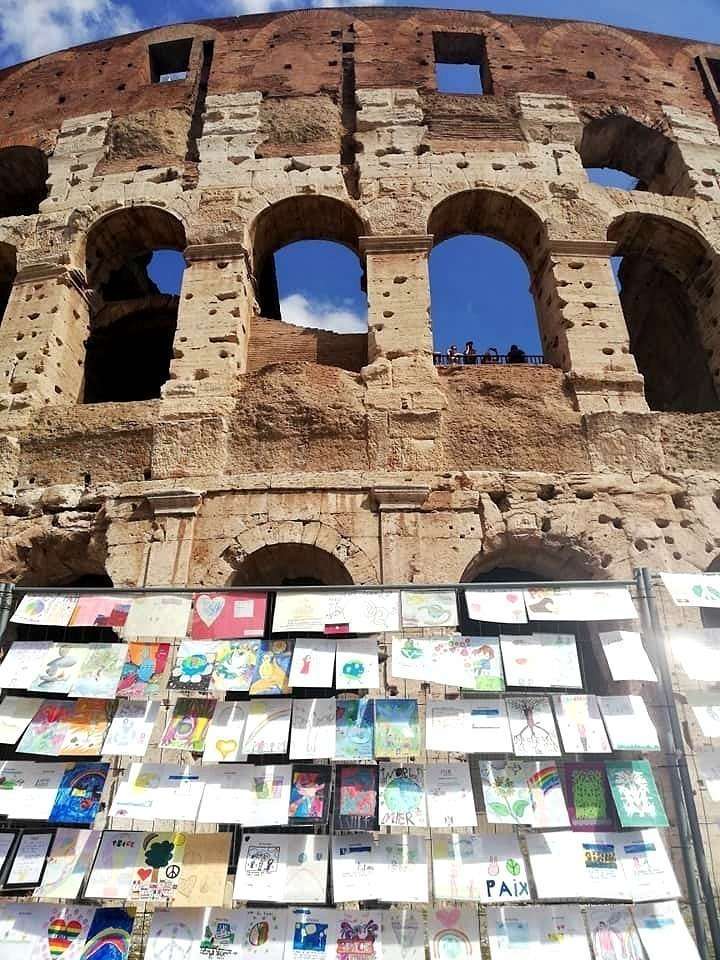 Miles de dibujos han rodeado el Coliseo de Roma, muchos de ellos procedentes de Emiratos Árabes, con motivo del Día Internacional de la Paz. (Cedida)