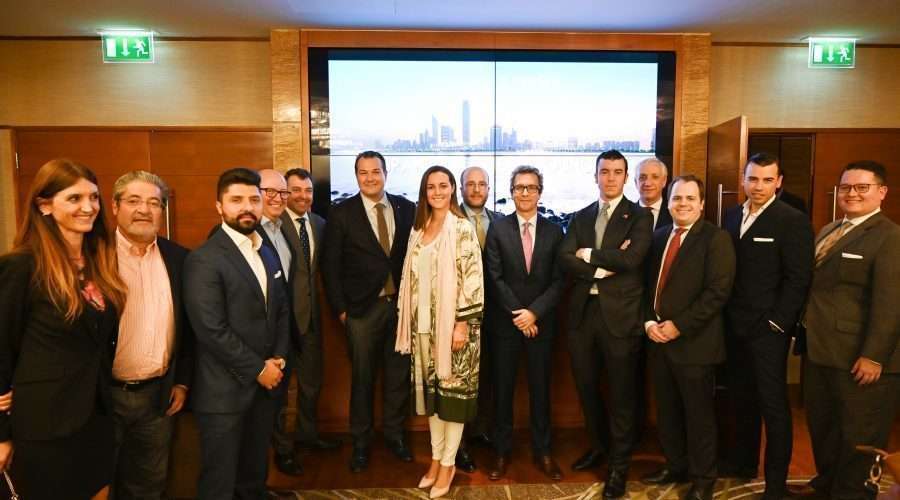 El Comité Ejecutivo del SBC, junto al embajador de España en Emiratos Árabes. (Cedida)