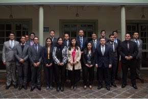 Dixon Moya, autor del texto, junto a estudiantes de la Academia Diplomática y el ex viceministro de Relaciones Exteriores colombiano Francisco Echeverry. (Cedida)