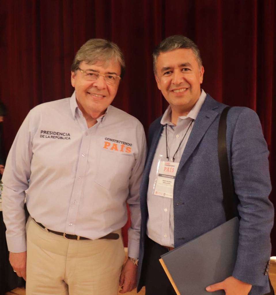 El ministro colombiano Carlos Holmes Trujilo -izquierda-, junto al diplomático Dixon Moya, autor de este texto. (Cedida)