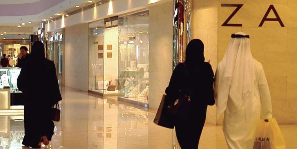 Ciudadanos locales ante una de las tiendas de Zara en Dubái. (MyMMerchan) Ciudadanos locales ante una de las tiendas de Zara en Dubái. (MyMMerchan)