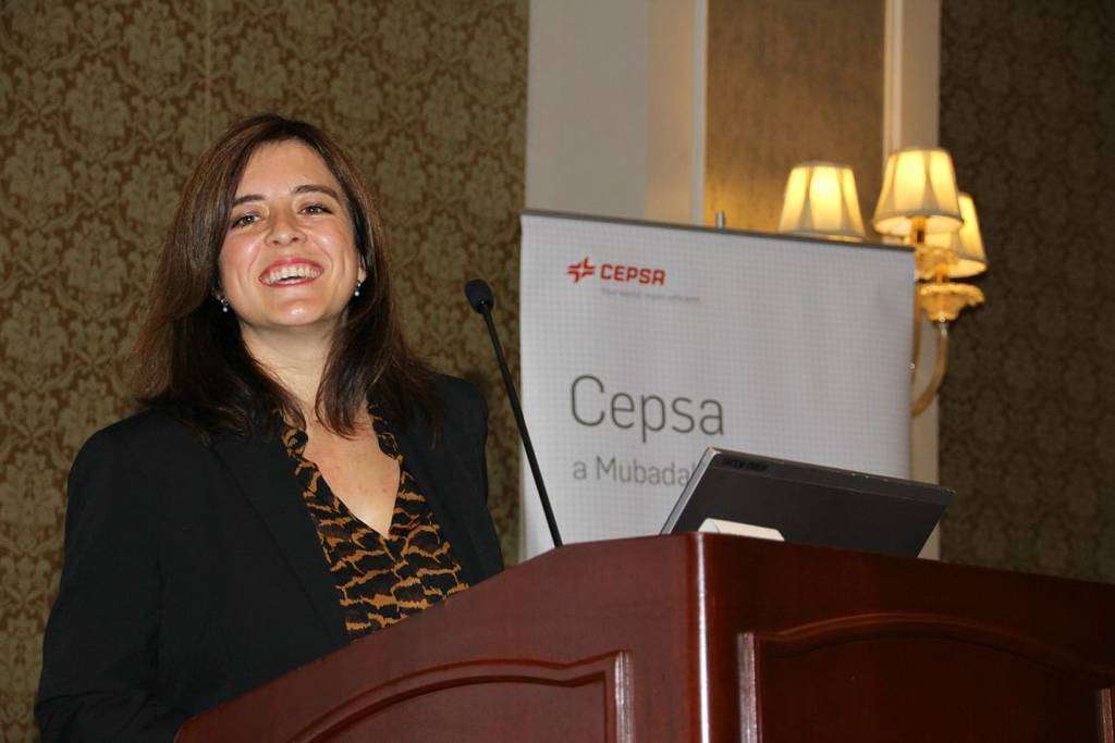 La petrofísica de CEPSA Ruth Andrés Catalatrava, durante la exposición. (EL CORREO)