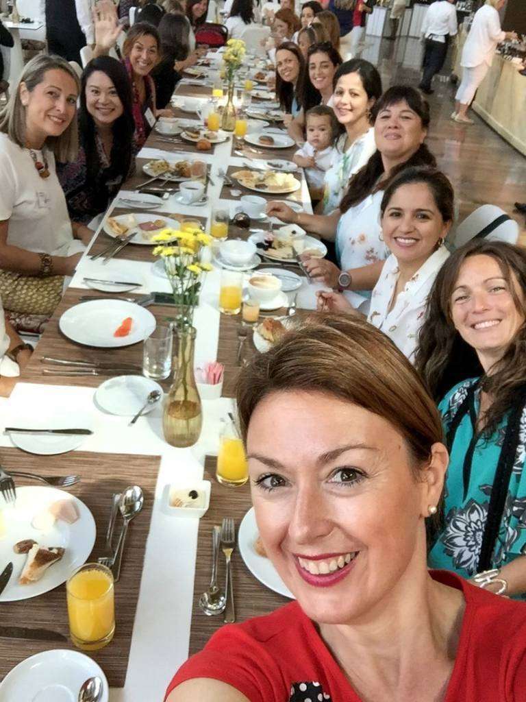 Selfie en el animado desayuno de Españolas de Qatar en Doha. (EEQ)
