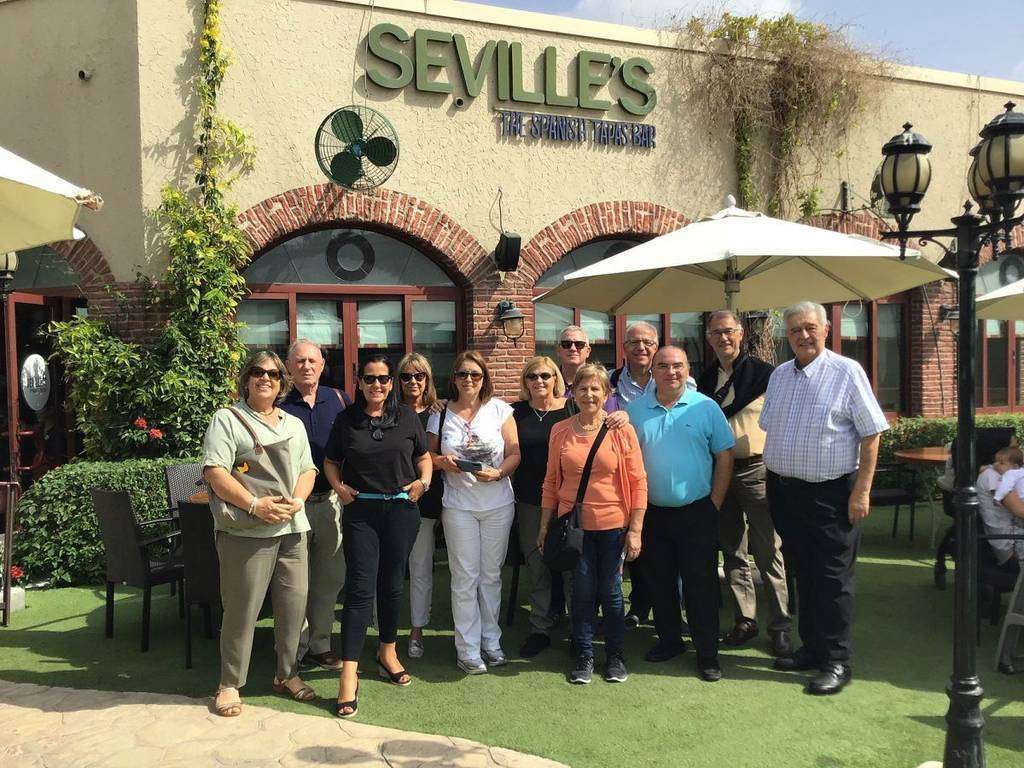 Mariano Andrés, en el Día de Andalucía en el Seville's junto a un grupo de turistas procedentes de Cataluña y Amelia Cruzado, de EL CORREO DEL GOLFO. (EL CORREO)