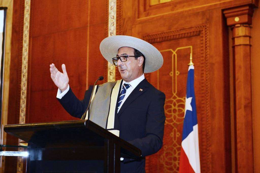 El embajador Daccarett se dirige a los chilenos ataviado con el tradicional traje de "huaso". (Manaf K. Abbas / EL CORREO)