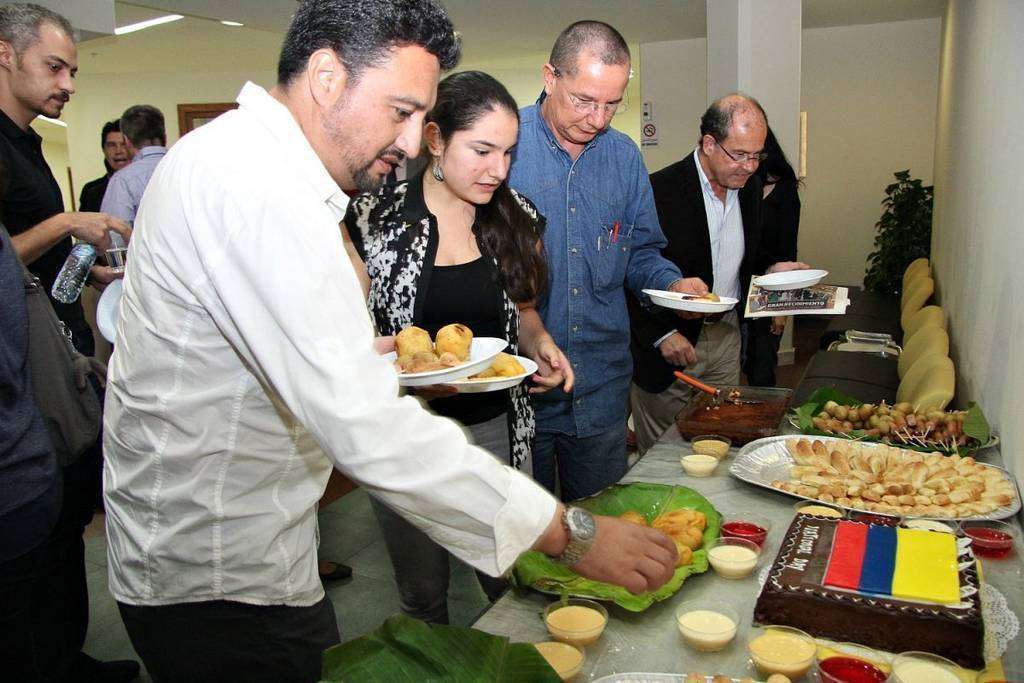 La auténtica comida colombiana, que hizo las delicias de todos los asistentes, presidió la celebración del Día Nacional. (EL CORREO)