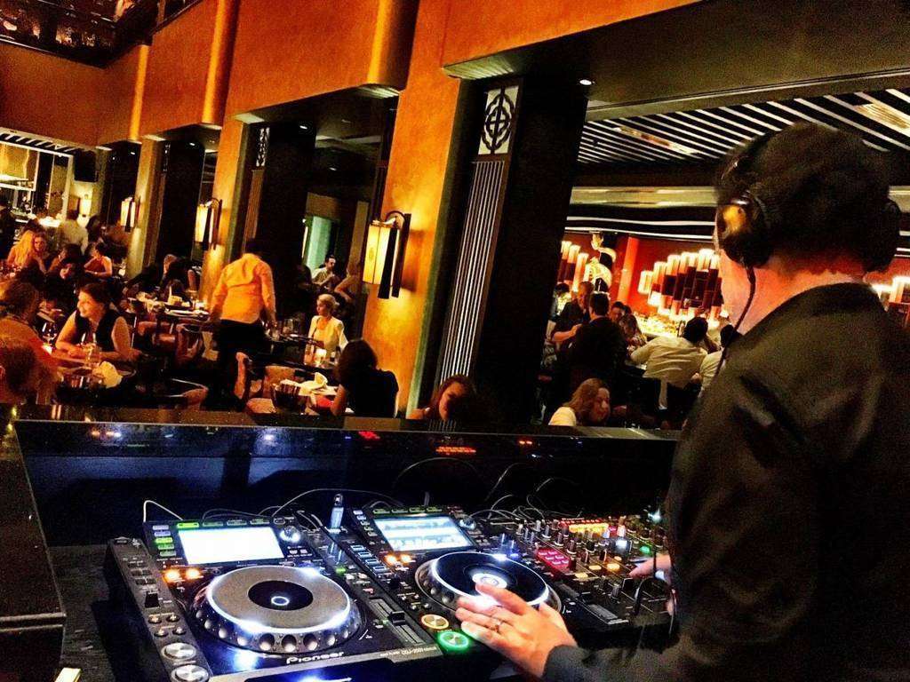 Ralf Mendoza, a pleno rendimiento durante la 'ladies Night' en Dubai. (Cedida)