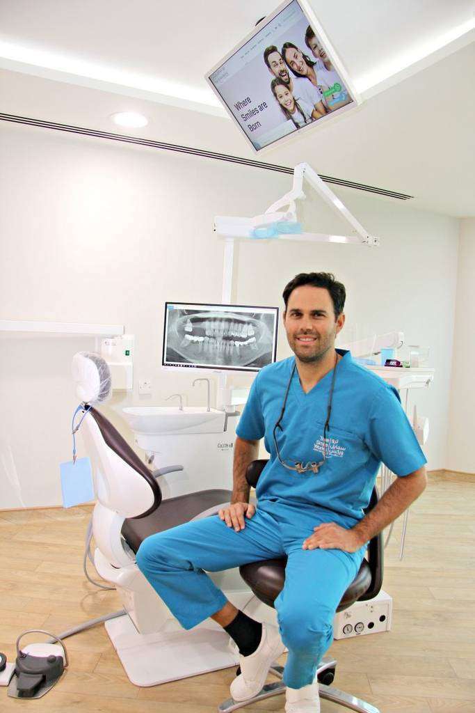 El doctor Fernando Arroyo, en su gabinete de la clínica española True Smile Works en Dubai, perteneciente al grupo Asisa. (EL CORREO) El doctor Fernando Arroyo, en su gabinete de la clínica española True Smile Works en Dubai, perteneciente al grupo Asisa. (EL CORREO)