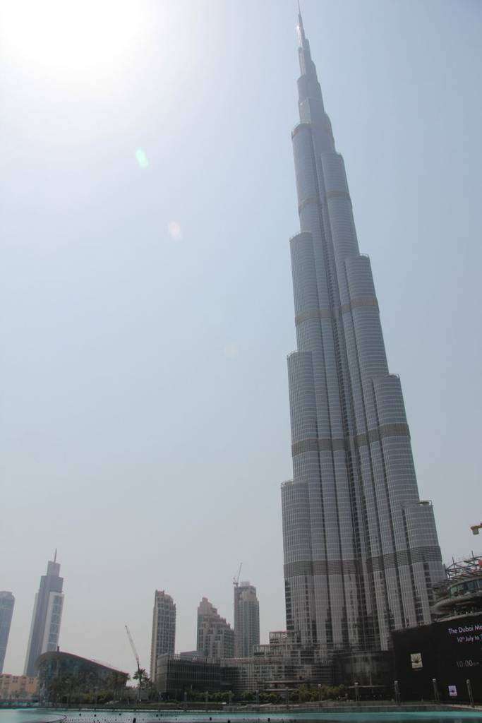 La Ópera de Dubai -en la parte inferior izquierda de la foto- junto al Burj Khalifa, el edificio más alto del planeta. (R. Pérez / EL CORREO DEL GOLFO)
