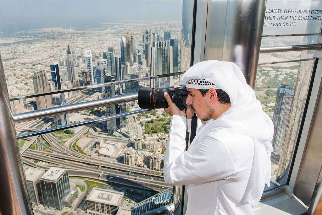 Visitante toma imágenes de Dubai desde el Burj Khalifa, edificio más alto del mundo. (WAM)