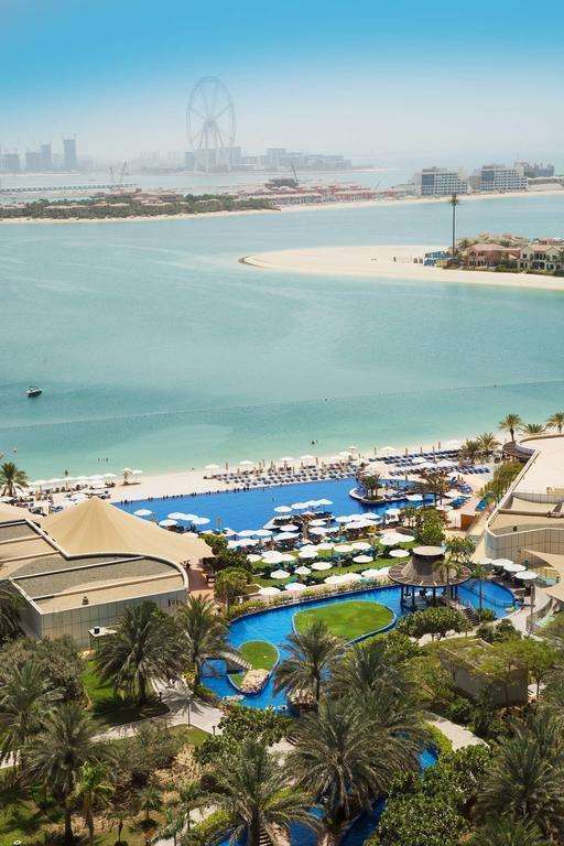 Espectaculares vistas de la playa privada y de la zona de piscina en el hotel Dukes The Palm. (Cedida)