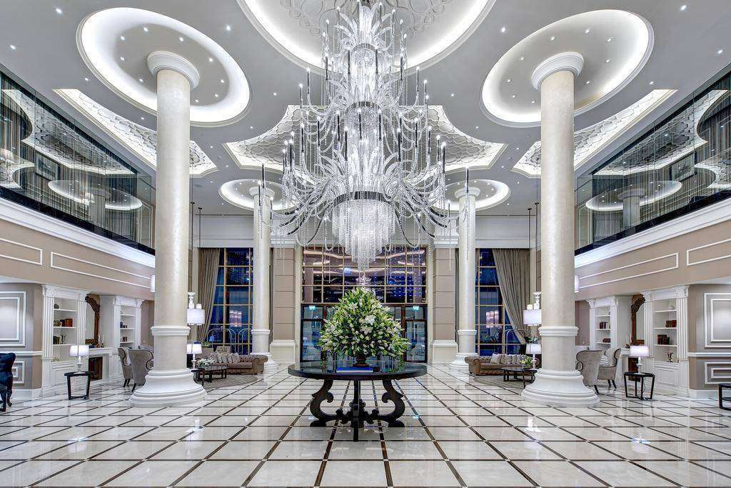 Espectacular vestíbulo del hotel Dukes The Palm, situado en Dubai. (Cedida)