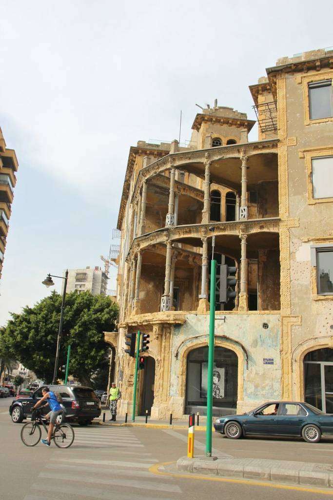 Vista del edificio Barakat en Beirut desde la calle. (Rafa G. García de Cosío)