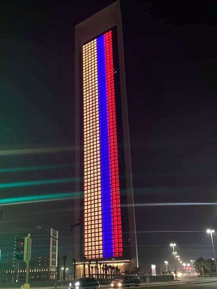 Espectacular foto de Yuliet Antolinez del edificio de ADNOC en Abu Dhabi iluminado con los colores de la bandera de Colombia. 