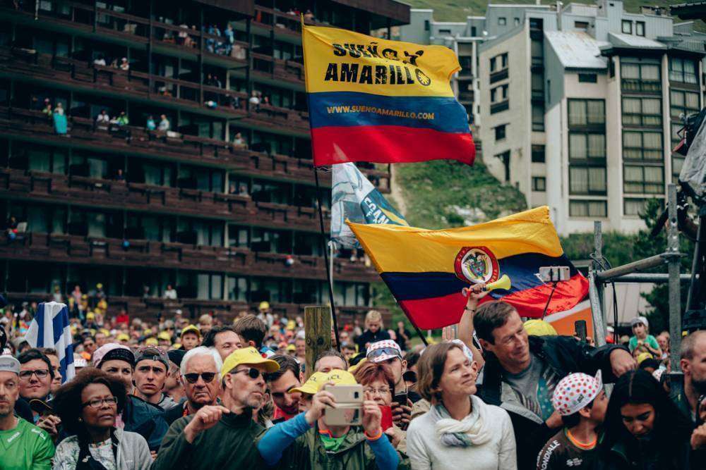 Los colombianos no de dejan de animar a Egan Bernal por las calles y carreteras de Francia. (letour.fr / A.S.O. Thomas Maheux)