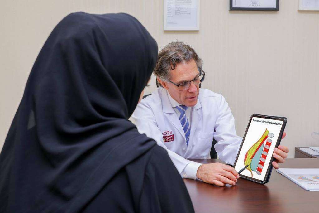 El especialista argentino atiende a una paciente en su consulta de la clínica el Burjeel Day Surgery Center de Abu Dhabi, del grupo VPS, en Al Reem Island. (EL CORREO)