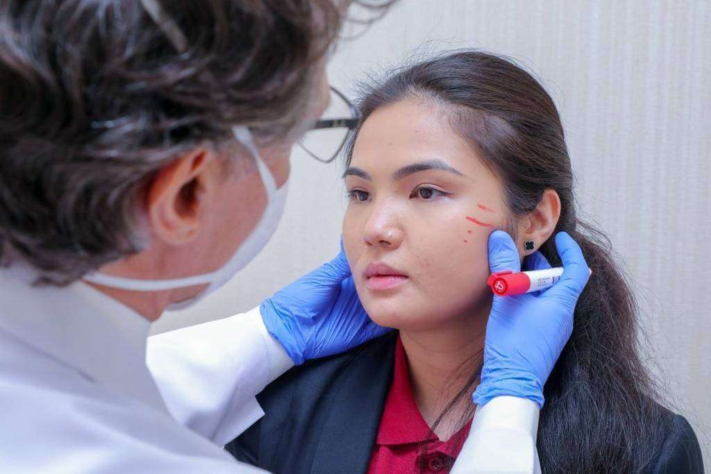 El doctor Gabriel Bonesana examina a una joven paciente. (EL CORREO)