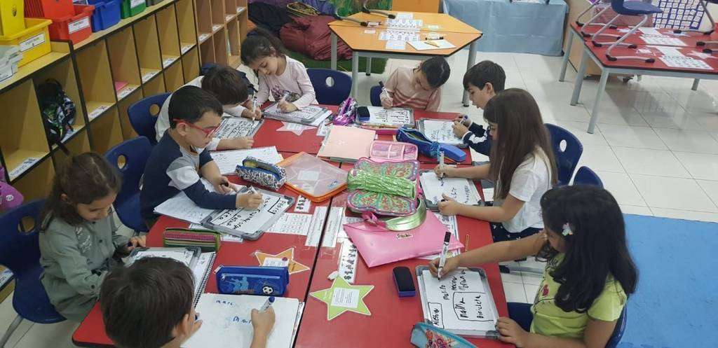 Alumnos en las aulas de 'El Cole' durante el pasado curso. (EL CORREO)