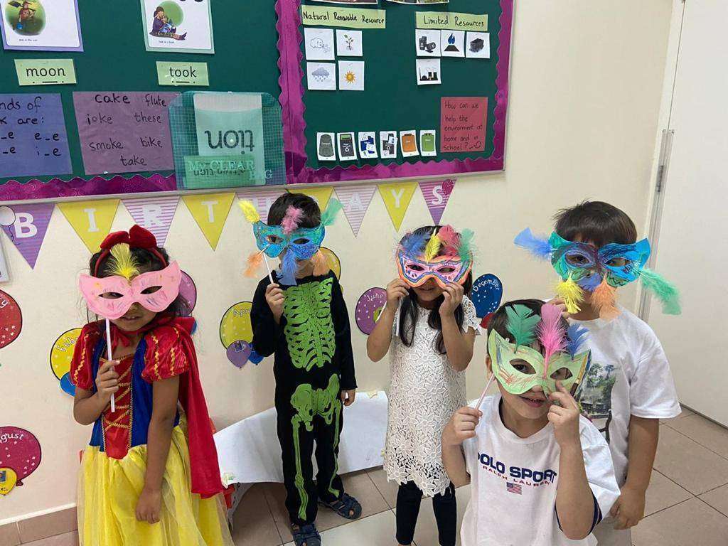 Las actividades compartidas mientras se habla español son punto esencial del programa de 'El Cole'. (EL CORREO)