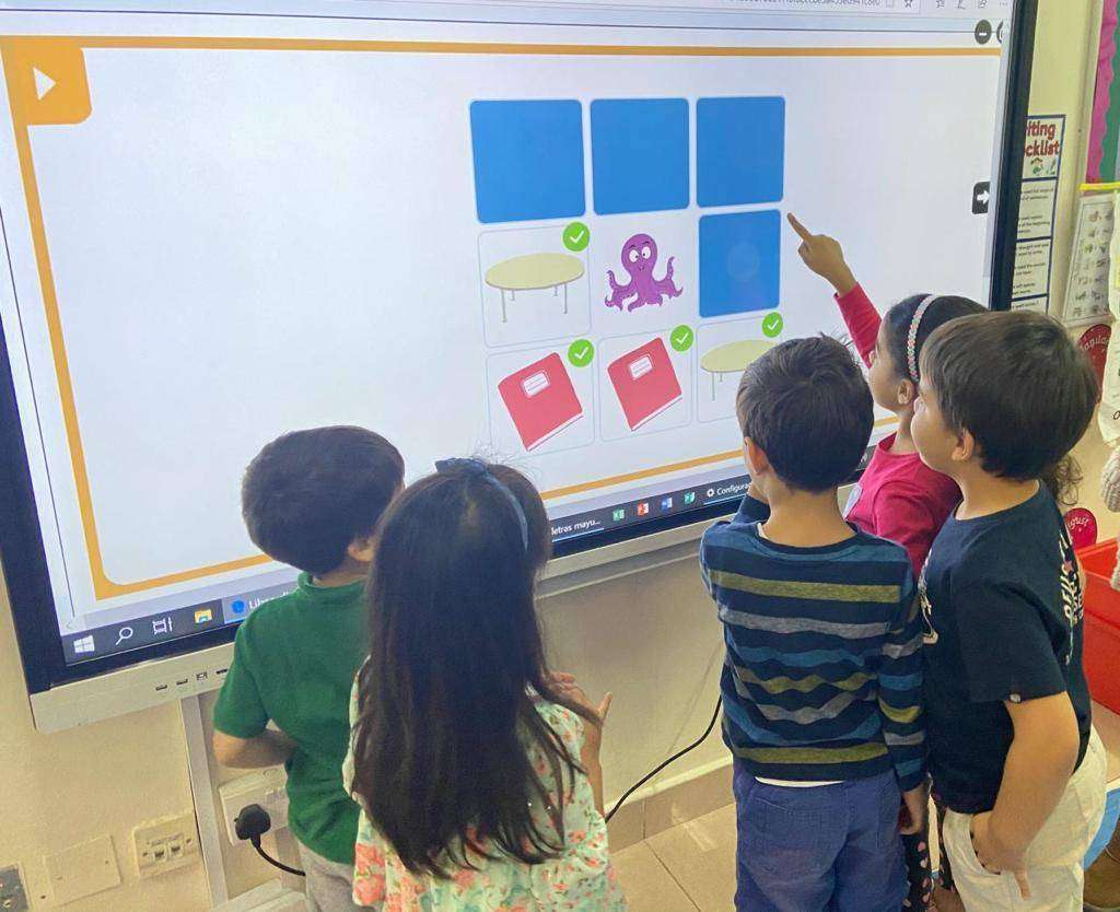 'El Cole' sigue en sus clases el currículum español de enseñanza. (EL CORREO)