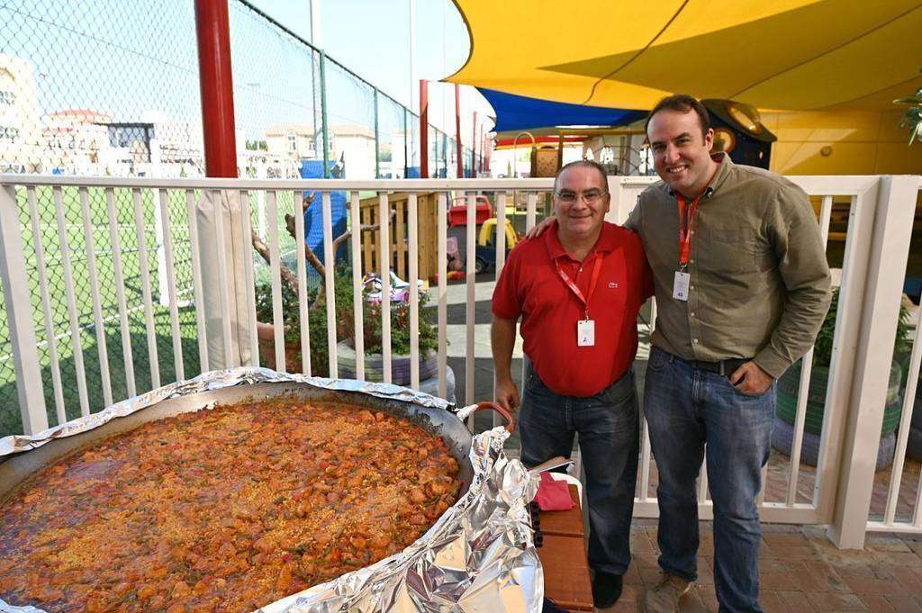 Mariano Andrés -izquierda- y Ioannis Ramos, ante la espectacular paella que se ofreció a los asistentes del acto navideño de 'El Cole'. (EL CORREO Mariano Andrés -izquierda- y Ioannis Ramos, ante la espectacular paella que se ofreció a los asistentes del acto navideño de 'El Cole'. (EL CORREO)