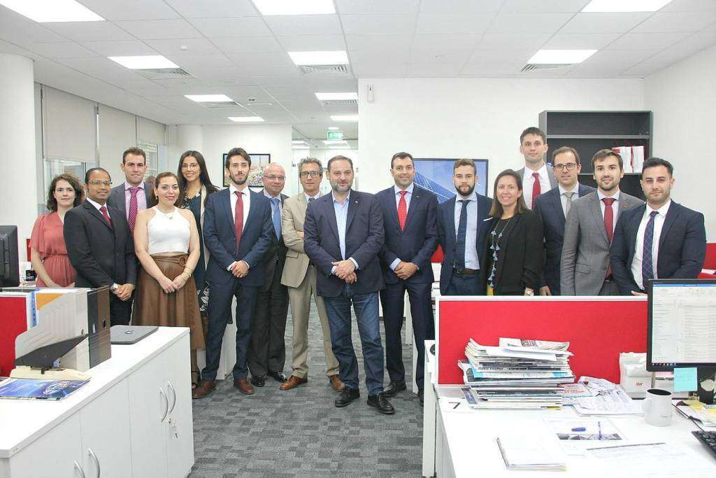 El ministro de Transporte de España, José Luis Ábalos, con el personal de la Oficina Comercial española en Emiratos Árabes durante la visita que llevó a cabo en octubre de 2019. (EL CORREO) El ministro de Transporte de España, José Luis Ábalos, con el personal de la Oficina Comercial española en Emiratos Árabes durante la visita que llevó a cabo en octubre de 2019. (EL CORREO)