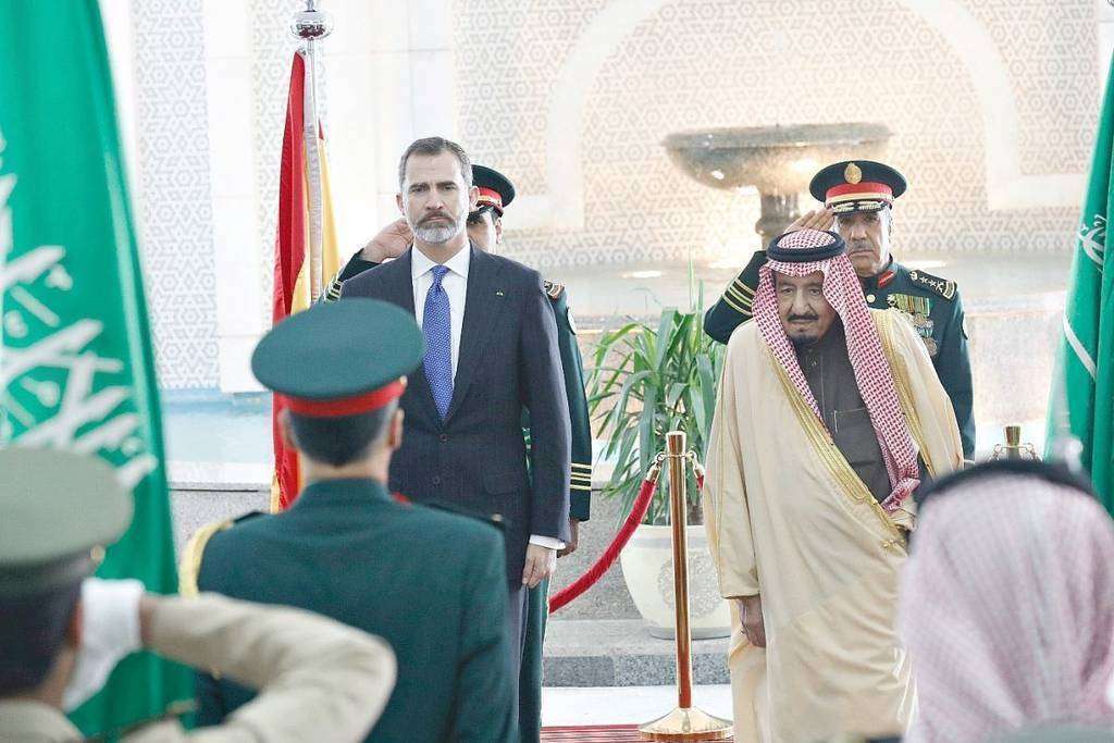 Felipe VI, junto al rey Salman Bin Abdulaziz Al-Saud, durante la visita que protagonizó en 2017 a Arabia Saudí. / Felipe VI, together with King Salman Bin Abdulaziz Al-Saud, during the visit he starred in 2017 to Saudi Arabia. (WAM) Felipe VI, junto al rey Salman Bin Abdulaziz Al-Saud, durante la visita que protagonizó en 2017 a Arabia Saudí. (WAM)