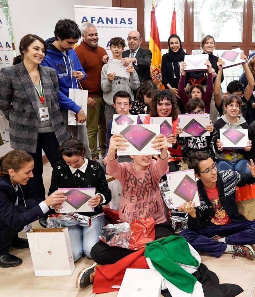 Alumnos y personal de Colegio Estudio 2 junto a representantes de la Embajada de EAU en Madrid durante el taller. (Cedida)