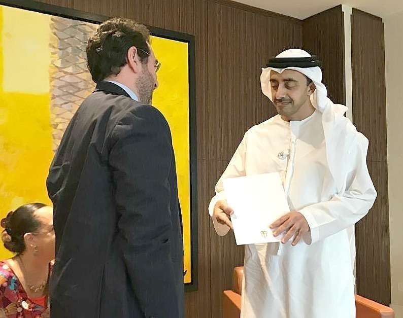El embajador de Colombia, Faihan Al Fayez, en el momento de entregar al jeque Abdullah bin Zayed Al Nahyan el documento que oficializa la entrada de Emiratos en la Alianza del Pacífico.