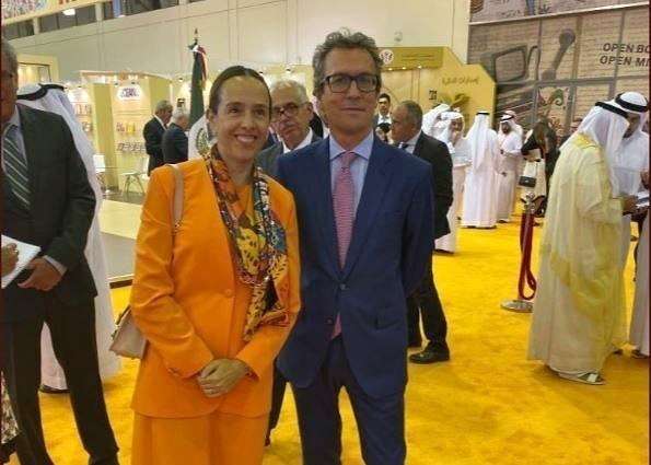 La embajadora de México, Francisca Méndez, junto al embajador de España, Antonio Álvarez, en la Feria Internacional del Libro de Sharjah. (Twitter)