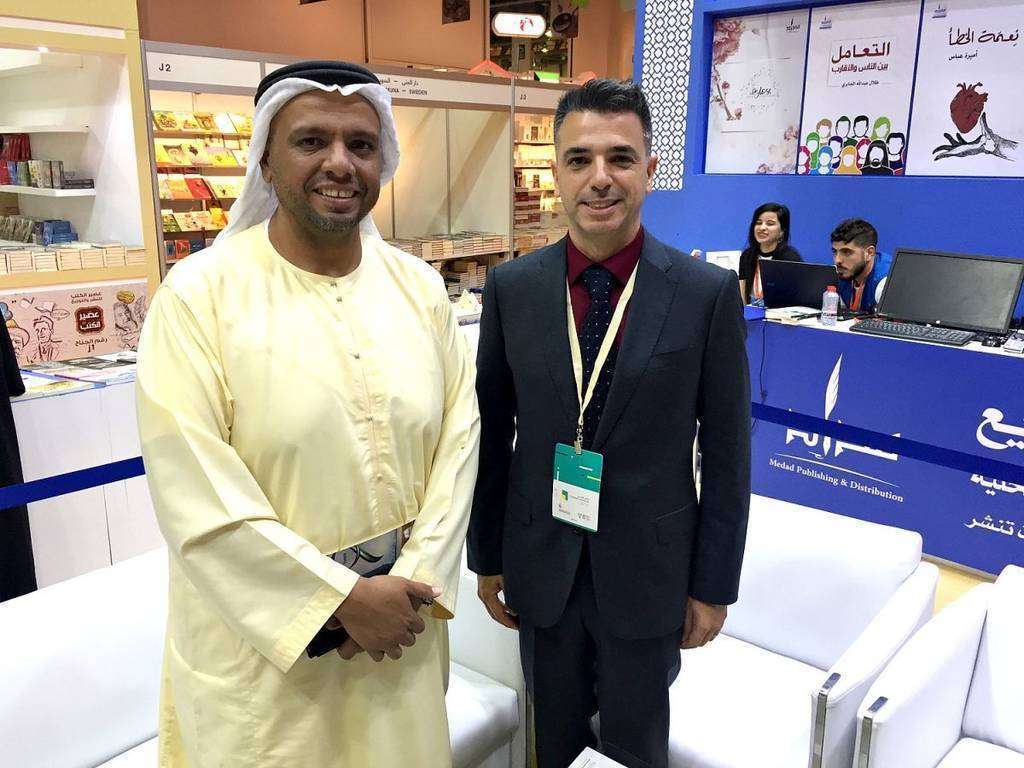 Enrique Parrilla con el poeta Talal Said Aljunaibi en la Feria Internacional del Libro de Sharjah. (EL CORREO)