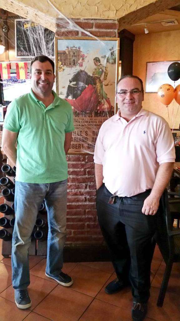 Erik Rovina -izquierda- junto a Mariano Andrés en el Día de la Familia celebrado en el Seville's. (Silvia Santos)