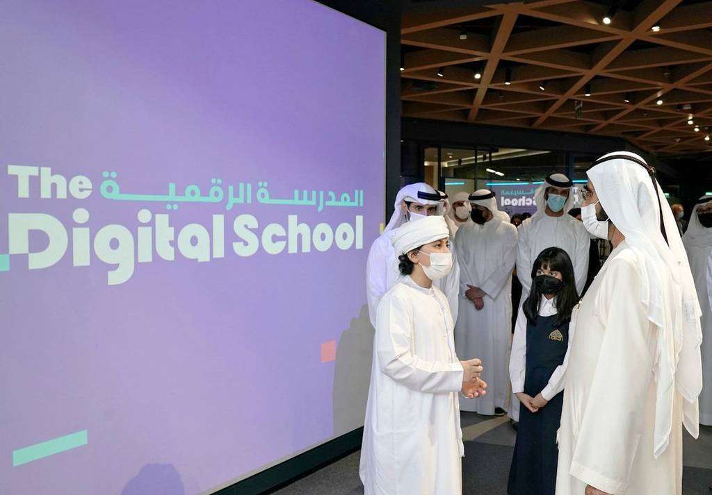 El jeque Mohammed bin Rashid conversa con unos niños durante el lanzamiento de The Digital School. (WAM)