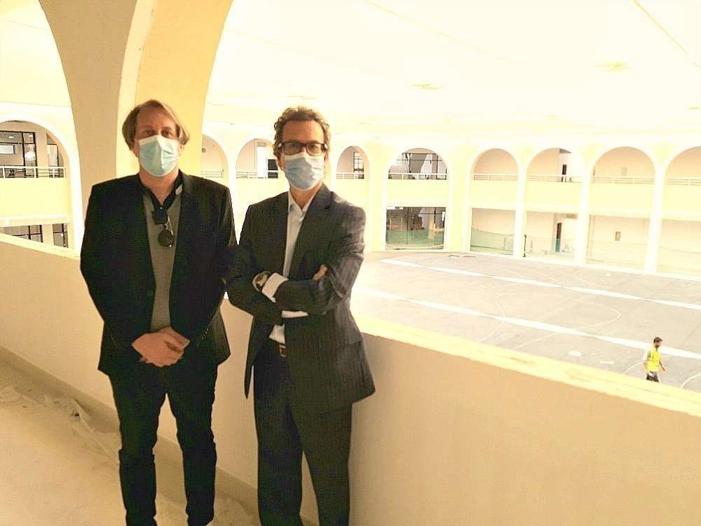 Laurent Bonardi, director general de la Escuela Española de Abu Dhabi -izquierda-, junto al embajador de España en EAU, en la sede del nuevo centro. (@LaurentBonardi)