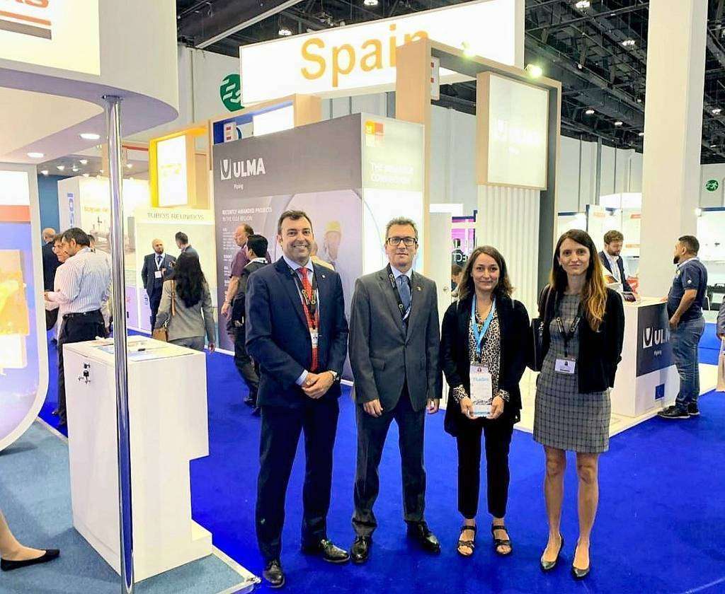 El embajador de España, Antonio Álvarez -segundo por la izquierda- junto al consejero económico jefe, Erik Rovina -a su izquierda- y la agregada comecial, Julieta Casanova -primera por la derecha- en ADIPEC 2019 acompañados de la representante de una empresa española. (@EmbEspEAU) El embajador de España, Antonio Álvarez -segundo por la izquierda- junto al consejero económico jefe, Erik Rovina -a su izquierda- y la agregada comecial, Julieta Casanova -primera por la derecha- en ADIPEC 2019 acompañados de la representante de una empresa española. (@EmbEspEAU)