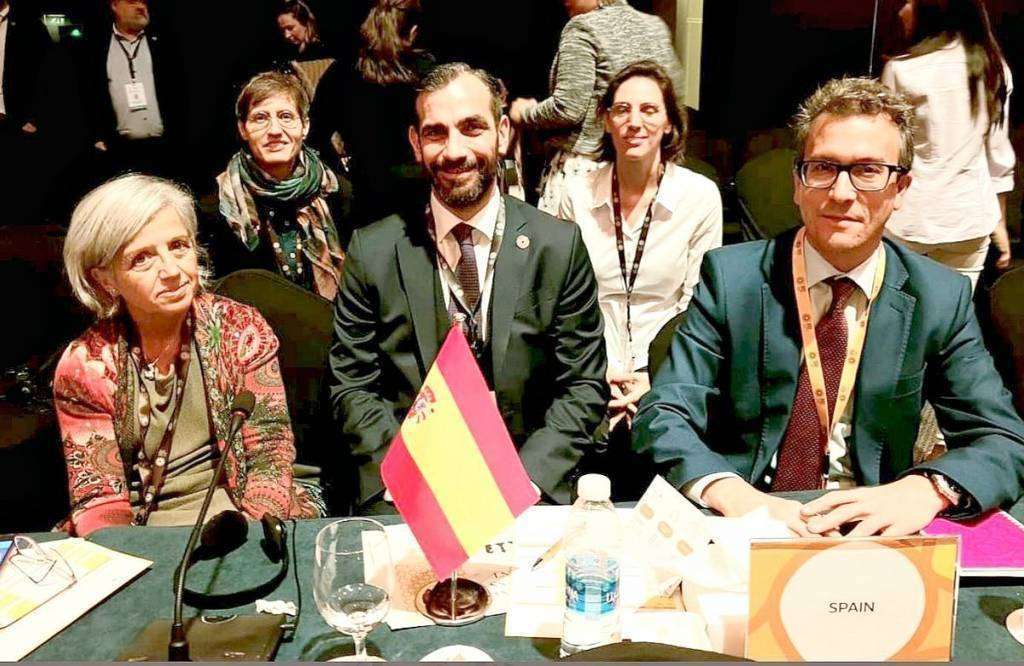 El embajador de España, Antonio Álvarez Barthe -derecha-, con parte del equipo que trabaja para que la presencia española en Expo Dubai 2020 sea un éxito durante la IV Reunión de Participantes Internacionales. (@EmbEspEAU)