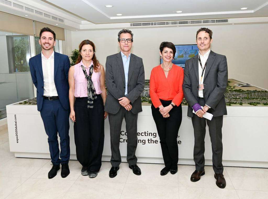 De izquierda a derecha, Jaime Iglesias, Manuela García, Antonio Álvarez Barthe, Eva Martínez y Raúl Viña, ante la maqueta de Expo 2020 Dubai. (EL CORREO)
