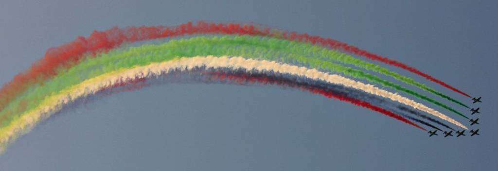 Los aviones de la Fuerza Aérea de Emiratos Árabes dejan dibujados los colores de su bandera en el cielo de Ras Al Khaimah. (R. Pérez / EL CORREO) Los aviones de la Fuerza Aérea de Emiratos Árabes dejan dibujados los colores de su bandera en el cielo de Ras Al Khaimah. (R. Pérez / EL CORREO)
