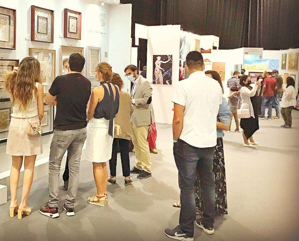 El expositor de José Carlos Villarejo en World Art Dubai registra una permanente presencia de personas. (EL CORREO)