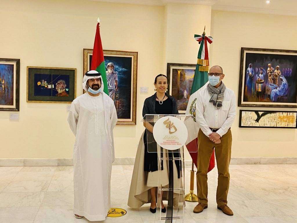 La embajadora de México con el artista emiratí Faisal Abdulqader y el mexicano Joe Barros Chaparro. (EL CORREO)