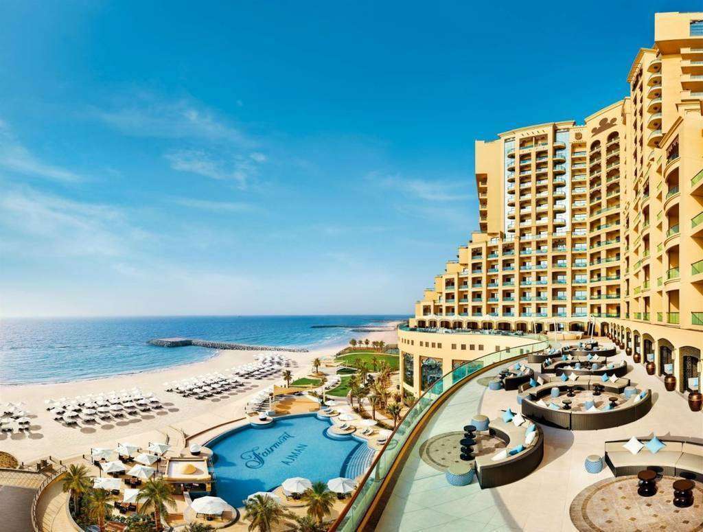 Exterior del Fairmont Ajman, un hotel en el que todas las habitaciones tienen vistas al mar. (Cedida)