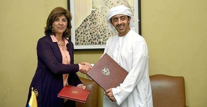 El ministro de Relaciones Exteriores de Emiratos Árabes Unidos, S. A. Abdullah bin Zayed Al Nahyan, junto a la canciller de Colombia, S. E. María Ángela Holguín, durante la firma de los acuerdos suscritos por ambos países el pasado 15 de noviembre en Liwa (Abu Dhabi).