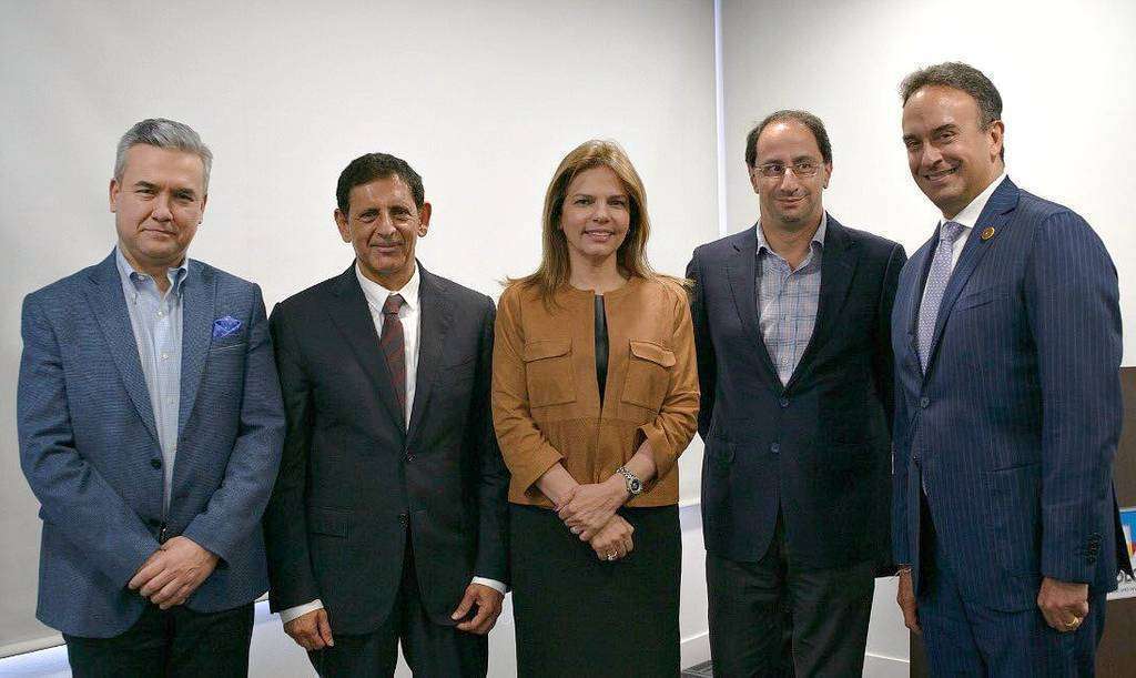 Foto de familia de los participantes en Bogotá en la firma oficial de la participación de Colombia en la Expo 2020 de Dubai. (@FlaviaSantoroT)