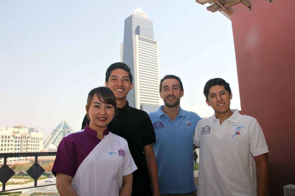 Jon Abrego en el en su Centro de Excelencia de Traumatología y Fisioterapia Deportiva con parte de equipo, entre ellos el mexicano José Cortés -a la derecha-. (EL CORREO)