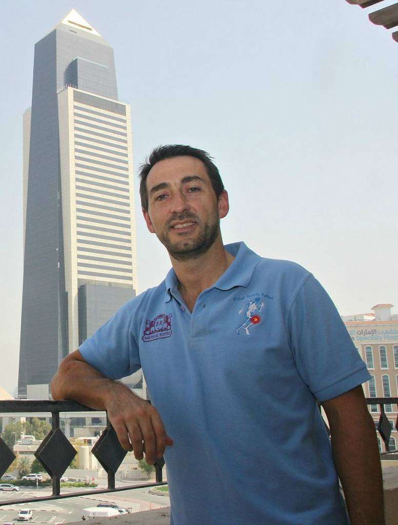 El fisioterapeuta Jon Abrego, en la terraza de su consulta con vistas a Dubai Healthcare City. (EL CORREO)
