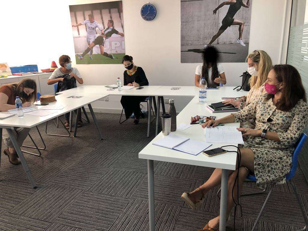 Clase de árabe presencial en la sede de UCAM en Dubai. (Cedida) Clase de árabe presencial en la sede de UCAM en Dubai. (Cedida)