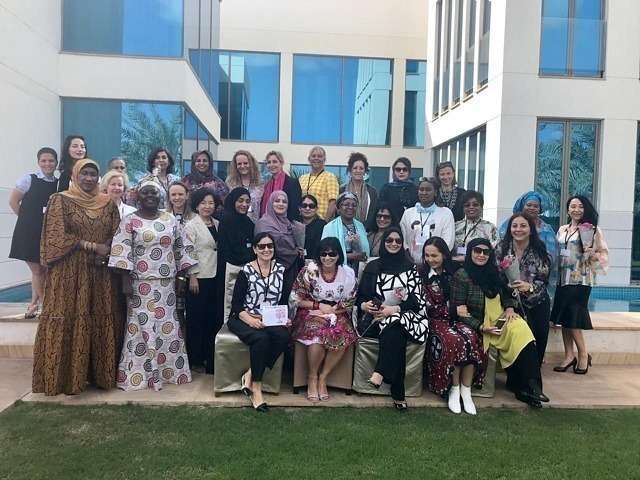La uruguaya Brenda Cabrera de Chabén -en la fila inferior con la placa en la mano- junto a las integrantes del grupo. (Cedida)