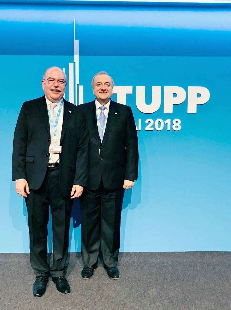 El ingeniero uruguayo Mario Maniewics -izquierda-, junto al embajador de Uruguay en Emiratos Árabes, Nelson Chabén. (EL CORREO)